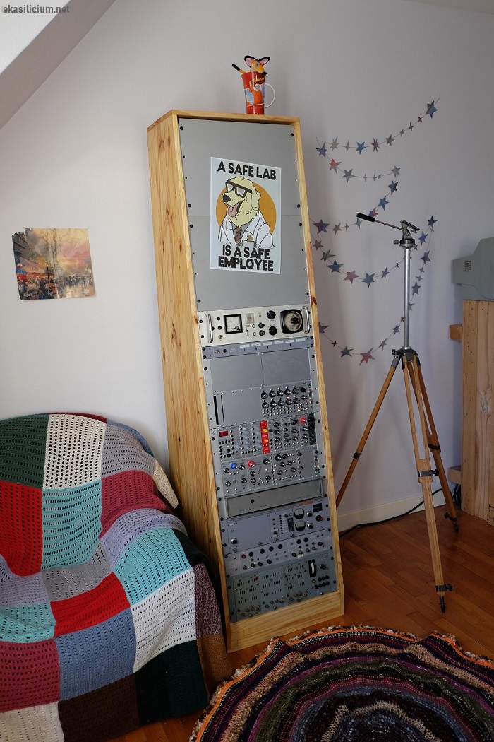 Photo du meuble contenant le synhtétiseur modulaire