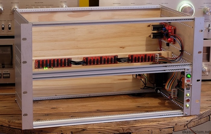 Photo d'un rack eurorack fait maison DIY