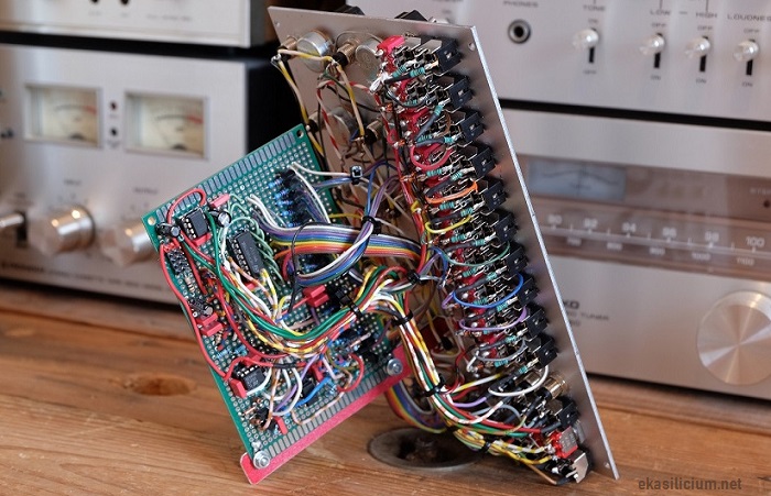 Photo de l'arrière du séquenceur eurorack fait maison DIY par ekasilicium.net