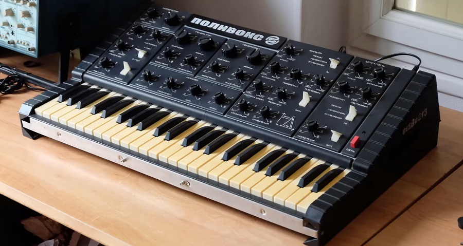 Photo d'un Polivoks en panne sur un établi d'electronique