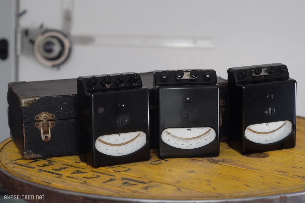 Photo d'une valise contenant trois appareils de mesure AJC