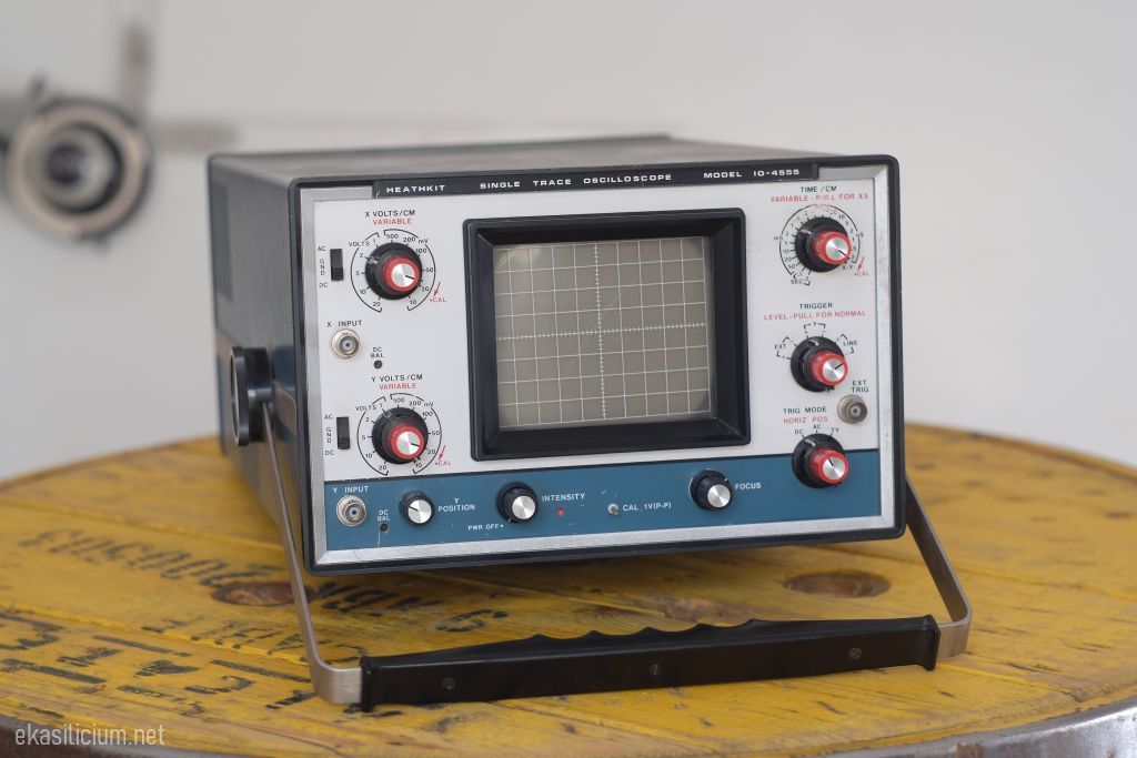 Photo d'un oscilloscope Heathkit IO 4555