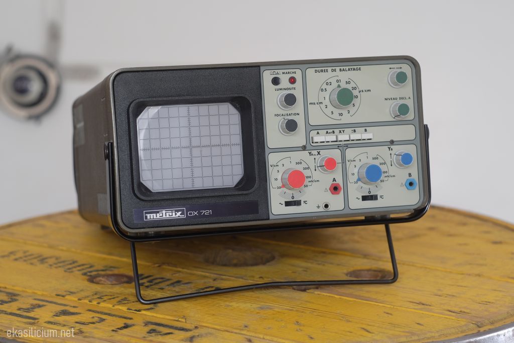 Photo d'un oscilloscope metrix OX 721