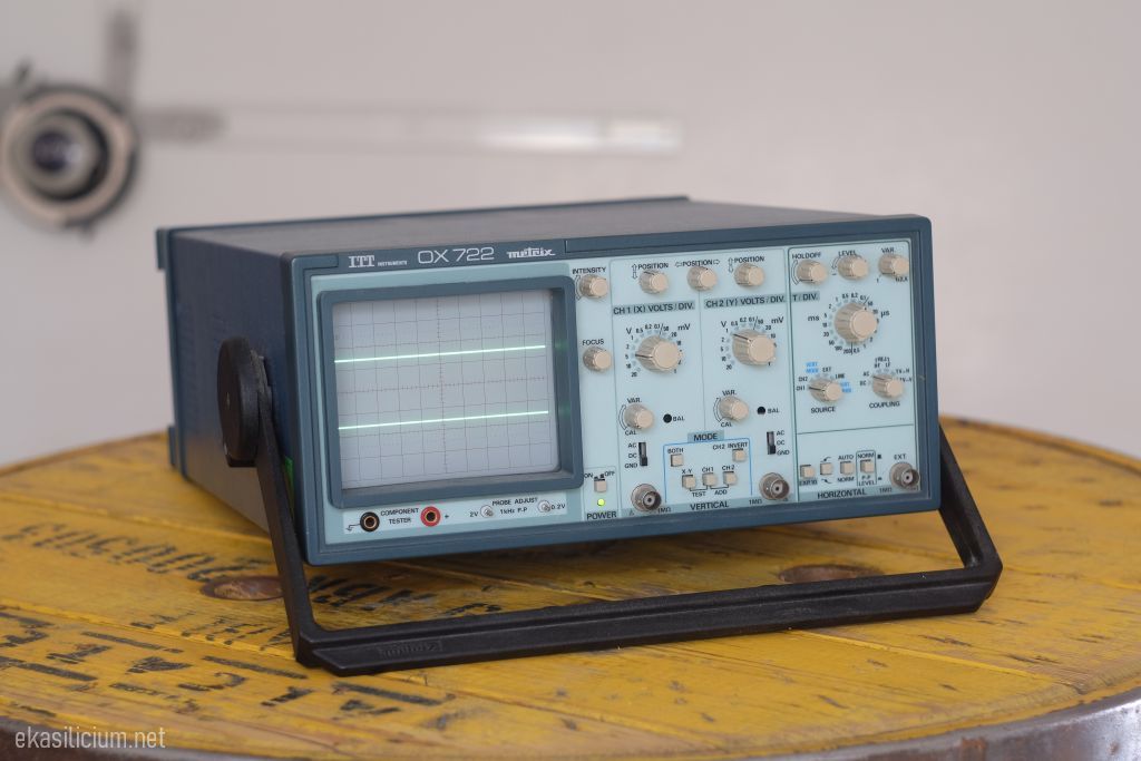Photo d'un oscilloscope metrix OX 722