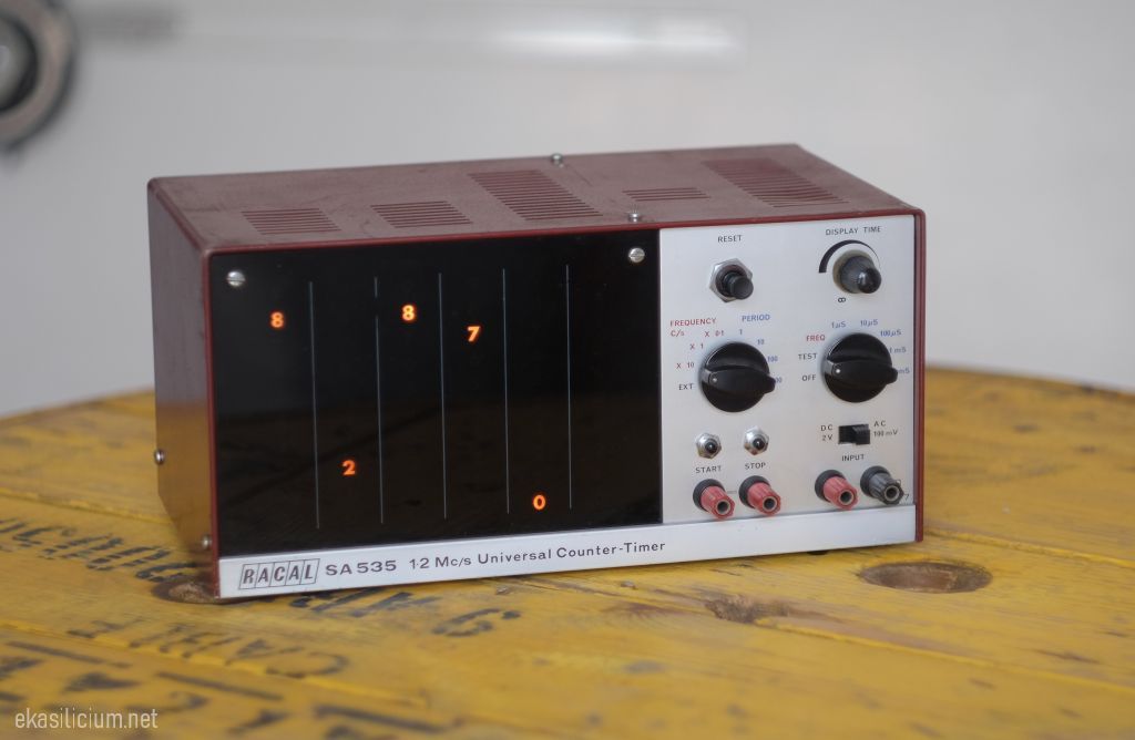 Photo d'un réquencemètre Compteur Racal SA 535