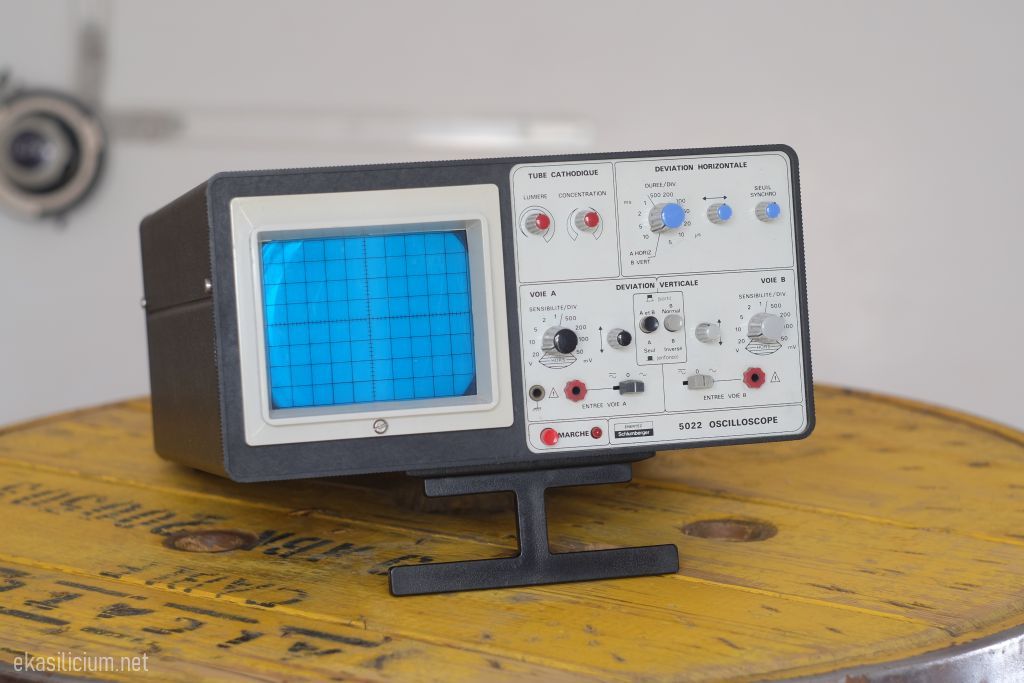 Photo d'un oscilloscope sclumberger 5022