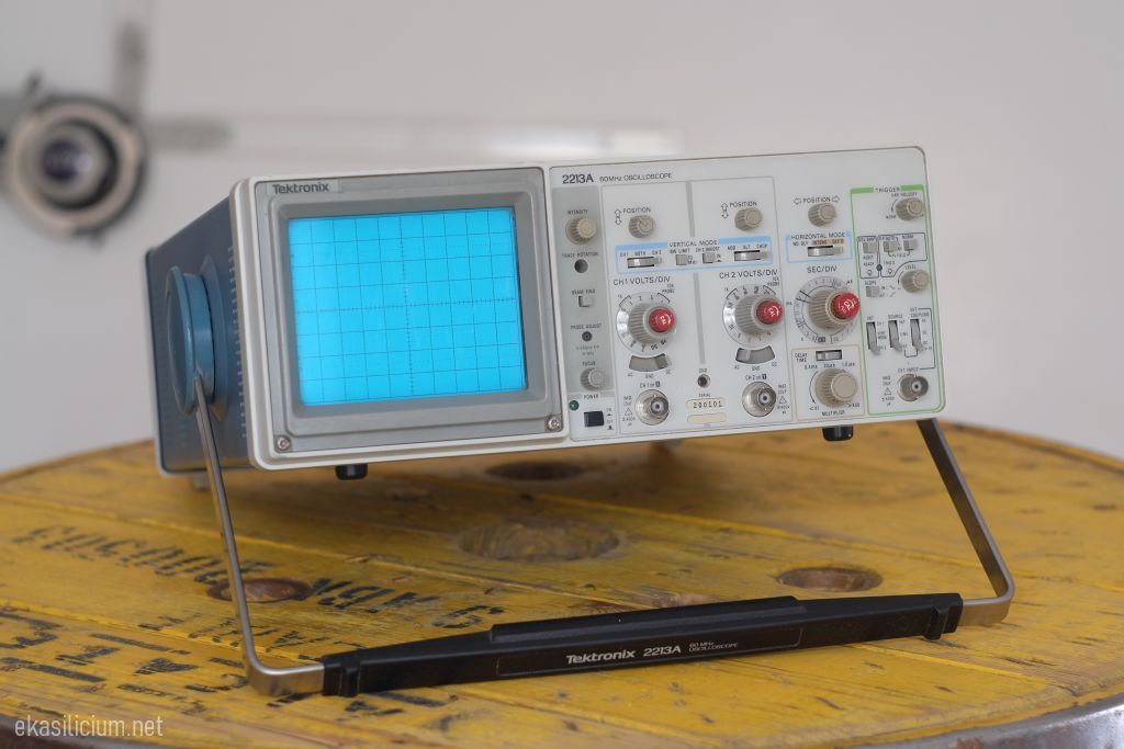 Photo d'un oscilloscope Tektronix 2213A