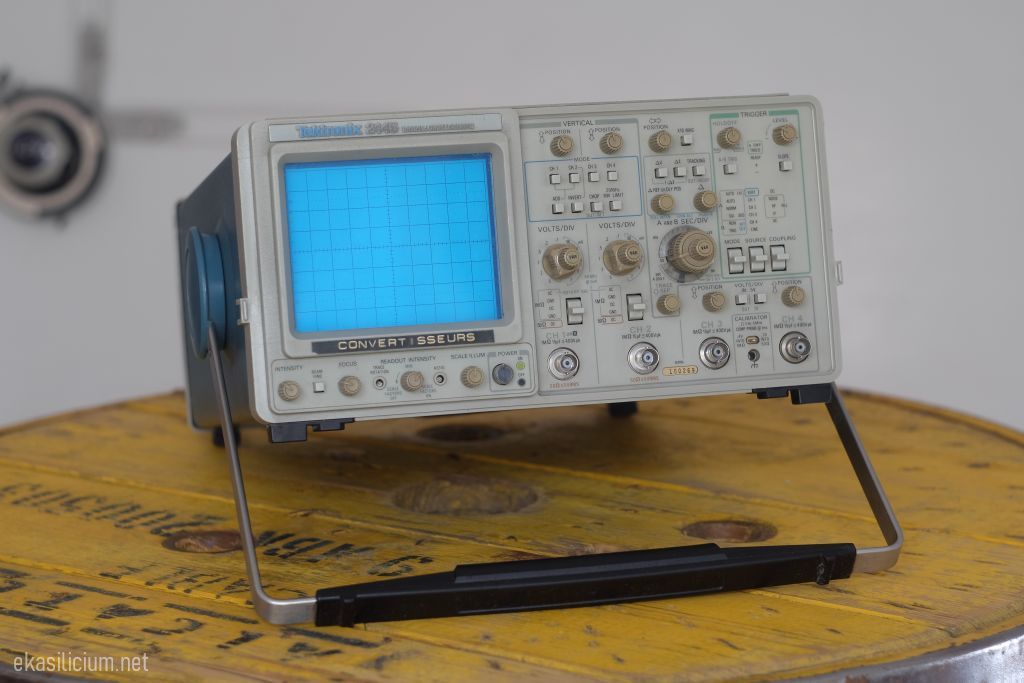 Photo d'un oscilloscope Tektronix 2445
