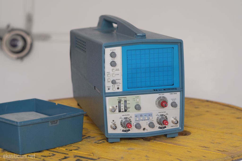 Photo d'un oscilloscope Tektronix T 912